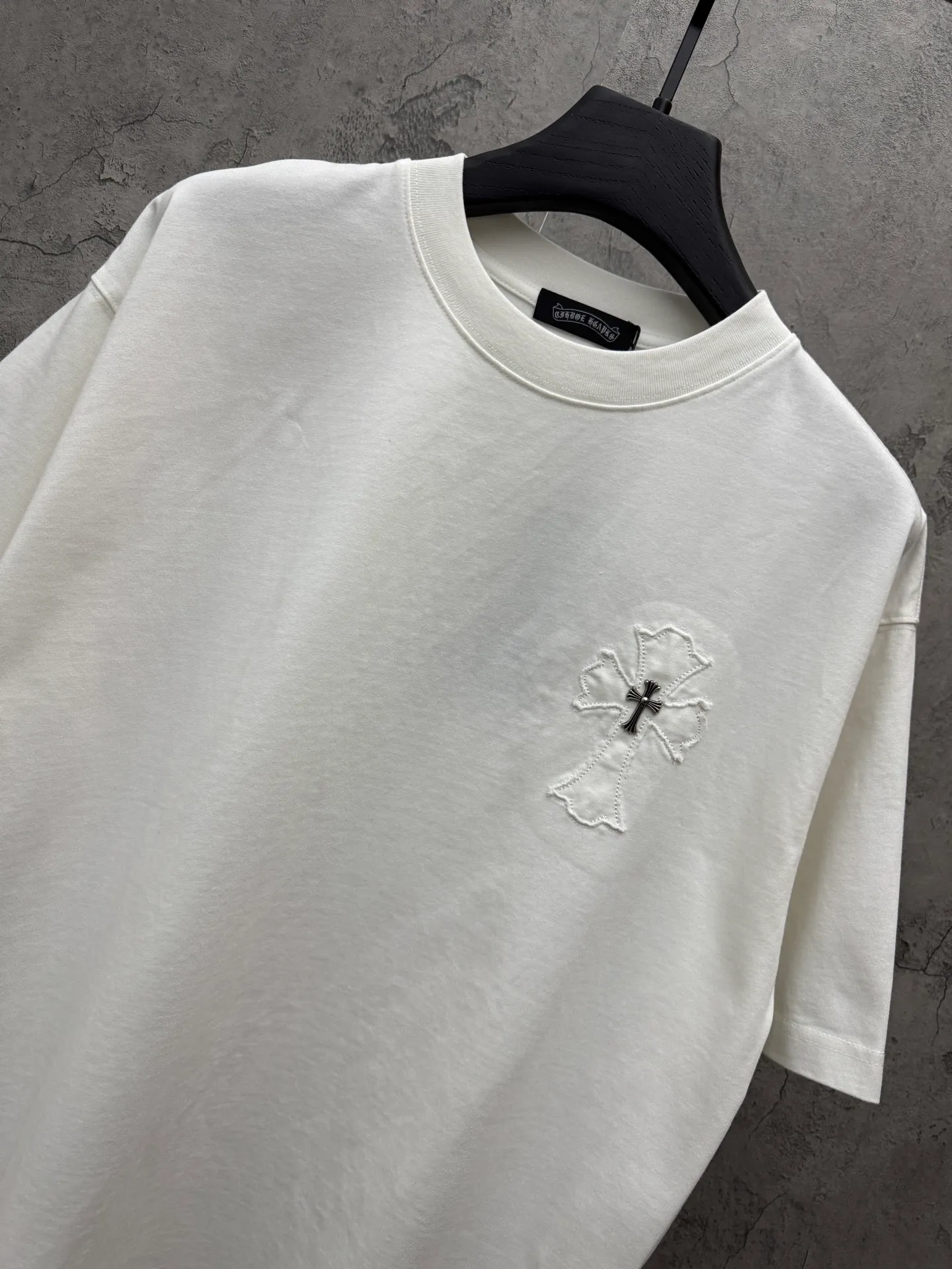 P180 top version, real shot without P, ​​different from market currency) 𝗖𝗵𝗿𝗼𝗺𝗲 𝗛𝗲𝗮𝗿𝘁𝘀/Croxin 2026 spring new original single counter American laser burnt patch embroidered couple short sleeves 👑The highest version! Customized fabric 300 grams, best-selling model at the counter, very comfortable to wear. Accessories: original molded and authenticated collar label ➕ 100% silk wash water label. Genuine purchase-grade original hangtag➕matching hanging rope➕3D hanging beads➕original packaging bag. Craftsmanship: The original version has consistent wiring! The highest version of the armhole matching technique! Color: White Black Size: S M L XL Style No.: 26-2028